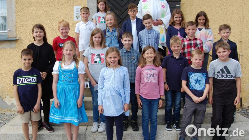 Zu einem gemeinsamen Bußgottesdienst kamen die 20 Erstkommunikanten aus der Pfarrei Michldorf-Irchenrieth zusammen, ehe sie in den nächsten Wochen an verschiedenen Terminen in Kleingruppen ihr Erstkommunionfest feiern. Gemeinsam mit Pfarrer Alfons Forster stellten sie sich noch ohne Kommunionkleidung zu einem gemeinsamen Foto auf. Bild: grm