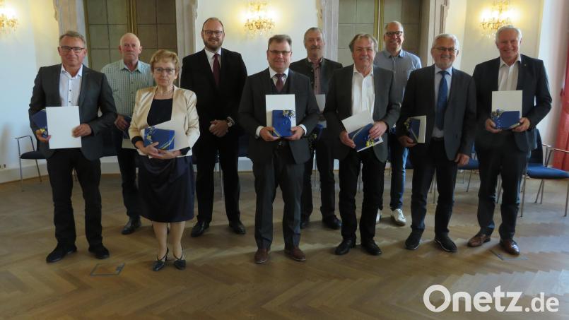 Landrat Andreas Meier (Zweiter von links) überreichte Urkunden für mindestens 20-jähriges Engagement in der Kommunalpolitik. Bild: adj