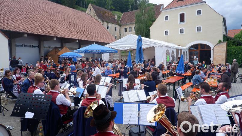 Die Blasmusik der Trachtenkapelle Hohenburg und der Schweinsbraten aus dem Backofen der Kirwaleit waren die Genüsse beim Vatertagsfest vor dem Musikstadl in Hohenburg. Bild: bö