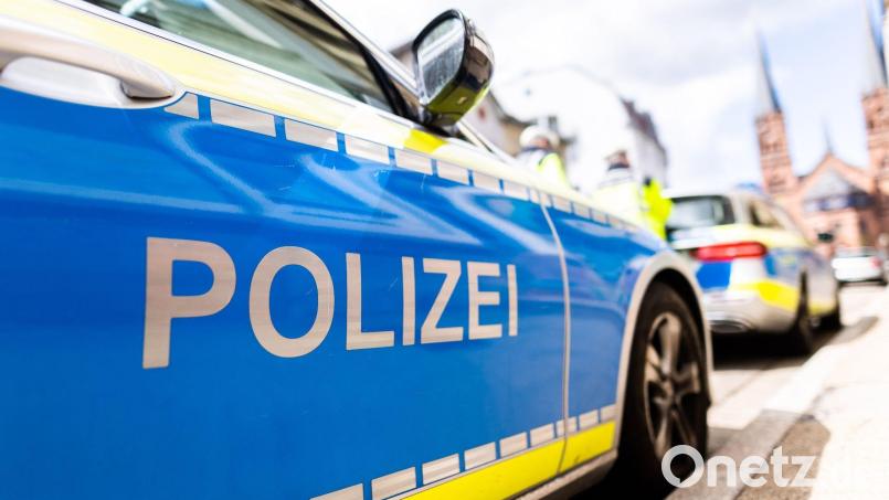 Einsatzfahrzeuge der Polizei an einem Straßenrand. Symbolbild: Philipp von Ditfurth/dpa