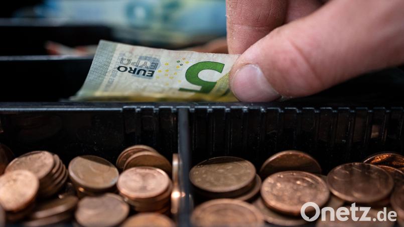 Der Stadtkämmerer in Sulzbach-Rosenberg wird künftig mehr knausern müssen - der Schuldenstand ist hoch, der Spielraum für Extra-Ausgaben klein. Symbolbild: Marijan Murat/dpa