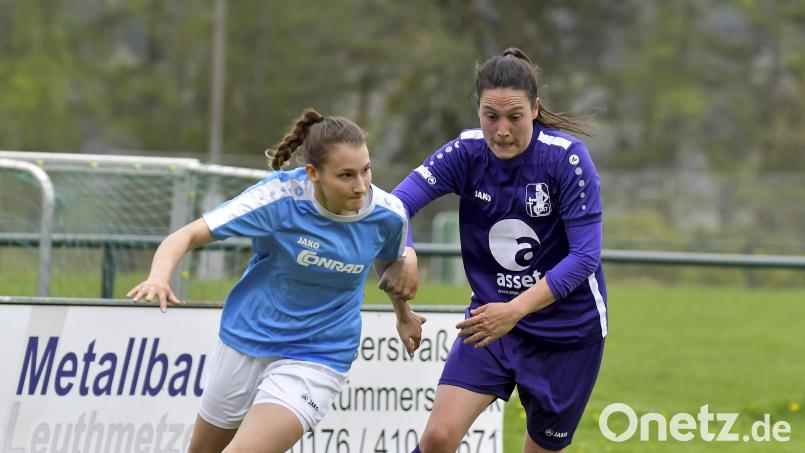 Mit drei Punkten Vorsprung auf einen Abstiegsplatz geht der TSV Theuern (links Marie Karpf) in die letzten beiden Bayernliga-Spieltage. Archivbild: Hubert Ziegler
