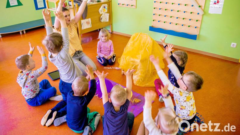 Allen Grund zum Jubeln haben die Kinder in Sulzbach-Rosenberg: Knapp sechs Millionen Euro lässt sich die Stadt den Neubau der Kita &quot;Eulenland&quot; in der Schießstätte kosten – es ist einer der größten Ausgabenposten im aktuellen Finanzhaushalt. Symbolbild: Jens Büttner/dpa