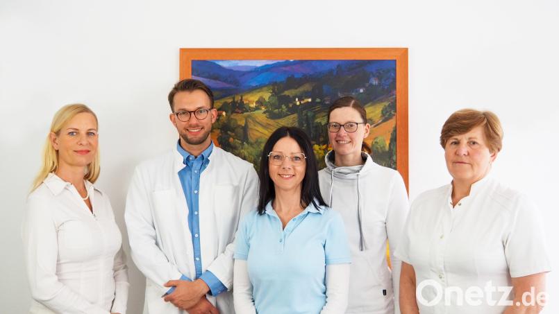 Die Augenarztpraxis in Waldsassen startet neu durch. Von links Fachärztin Alexandra Böhm, Dr. Johannes Kammerer, Rebecca Göhl, Christine Gradl und Anita Buschmann. Bild: Augenarztpraxis Waldsassen/exb