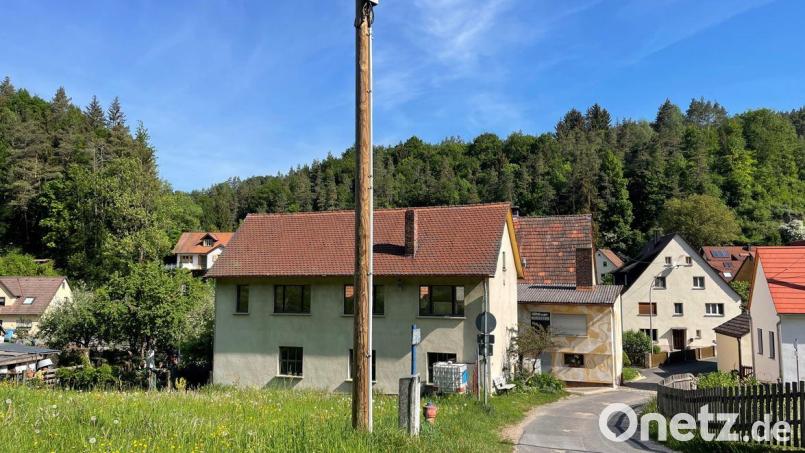 Die Straße "Am Schmiedberg" in Hirschbach: Hier könnten künftig Nahwärmeleitungen verlaufen. Bild: lei