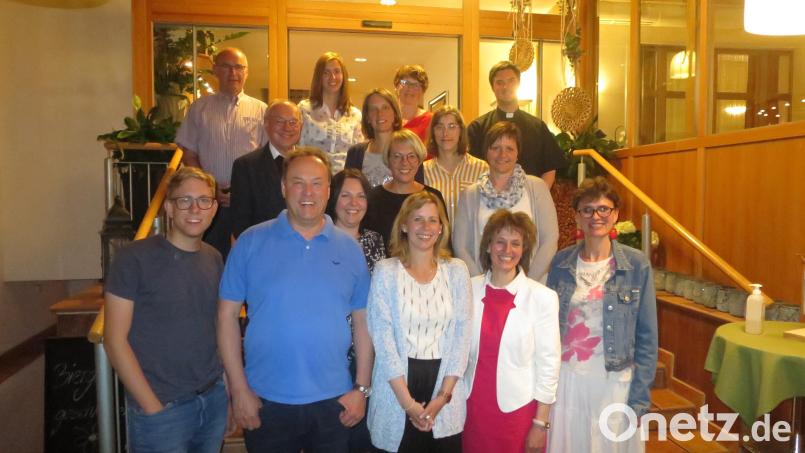 Von links, von vorne nach hinten: Andreas und Franz Schwarz, Martina Ott, Christine Schwarz, Manuela Sperber, Monsg. Pfarrer Ludwig Gradl, Silvia Englisch, Susanne Reinwald, Anja Heldmann, Angelika Tröster, Reinhold Schanderl, Beate Haller, Stefanie Poeplau, Rosemarie Mayer und Kaplan Matthias Strätz. Bild: Christine Schwarz