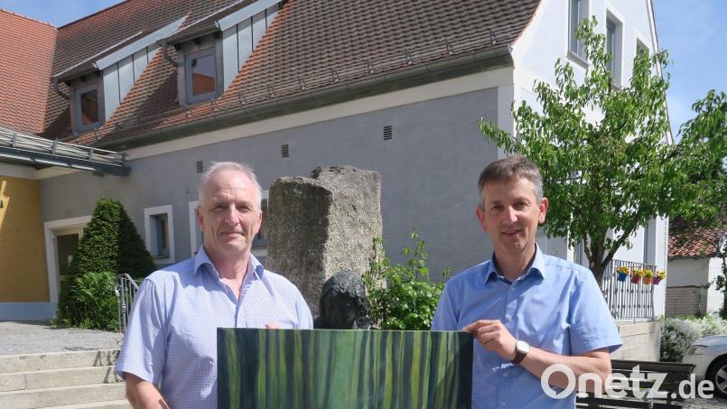Künstler Konrad Pirner (links) mit Bürgermeister Albert Geitner. Bild: Nina Forster/exb