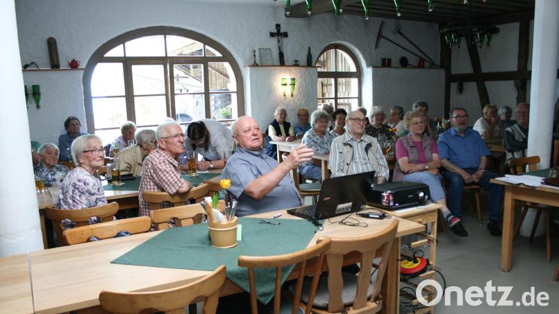 Interessiert blickten die Senioren auf die Leinwand und verfolgten genüsslich die Präsentation, die viele schöne Momente in Erinnerung rief. Bild: roh
