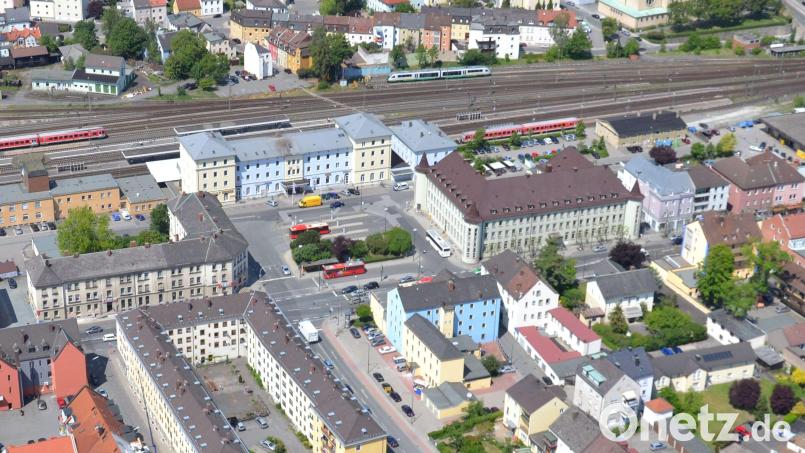 Für die Entwicklung des Areals rund um den Bahnhof Weiden bekommt die Stadt Weiden durch das Modellprojekt Landstadt Bayern nun eine Förderung. Luftbild: Ascherl
