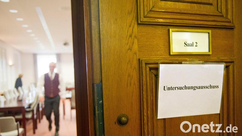 Ein Mann geht zur Tür mit der Aufschrift "Saal 2 - Untersuchungsausschuss" des NSU-Untersuchungsausschusses im Bayerischen Landtag. Symbolbild: Inga Kjer