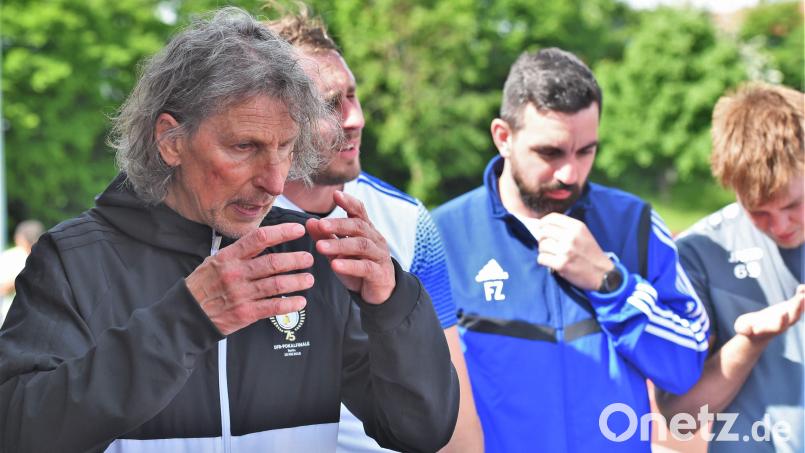 Nach dem verlorenen letzten Saisonspiel bei der SpVgg Vohenstrauß waren Trainer Josef Dütsch (links) und die Schirmitzer geknickt. Am Samstag startet nun die Relegation für die SpVgg. Archivbild: G. Büttner