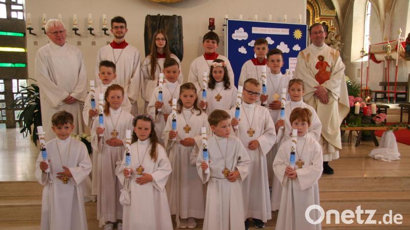 Die Erstkommunionkinder aus der Pfarrei Gebenbach mit Pfarrvikar Christian Preitschaft (rechts) und Wolfgang Schöpf (links), der die Kinder beim Gottesdienst führte und begleitete. Bild: swo