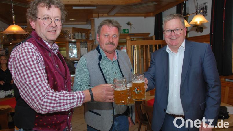 Getestet und für gut befunden! Bräuwirt Martin Sterk, Festwirt Reinhard Gschrey und Oberbürgermeister Michael Cerny (von links) bei der Bierprobe. Bild: gsp