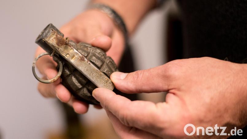 Ein 65-Jähriger aus Oberfranken hat beim Aufräumen seines Geräteschuppens eine Granate gefunden - glücklicherweise ohne Sprengstoff. Bild: Susann Prautsch/dpa