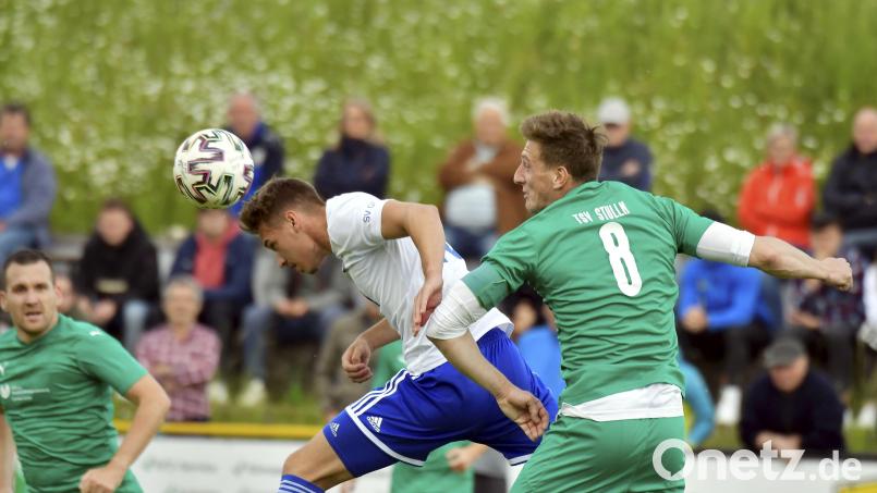 Marcel Meyer (links) vom SV 08 Auerbach ist in dieser Szene per Kopf schneller am Ball als Kapitän Wilhelm Frank (rechts) vom TSV Stulln. Am Ende hatten die Auerbacher auch mit einem 3:1- Erfolg die Nase vorn. Bild: Hubert Ziegler