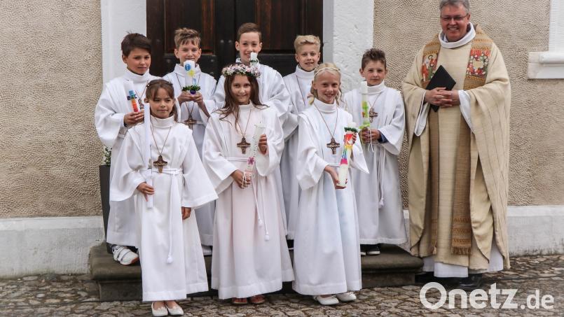 Die Speinsharter Erstkommunionkinder 2022 mit Prior Pater Adrian Kugler Bild: do