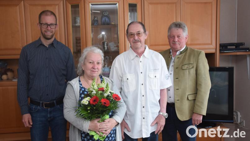 Goldene Hochzeit feierten Hannelore und Werner Hacker. Pfarrer Manuel Sauer und zweiter Bürgermeister Erich Sperber (hinten von links) gratulierten. Bild: fz
