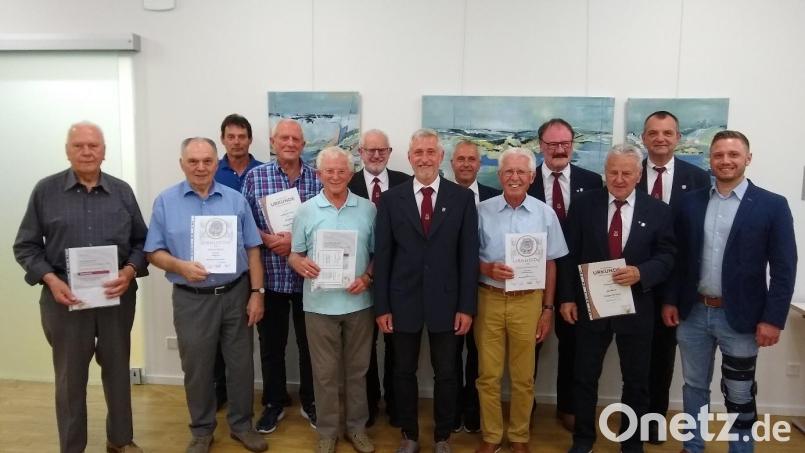 Vorstand und Jubilare des Männergesangvereins „Frohsinn“ Schirmitz (von links) Hans Sommer, Herbert Wolf, Ulli Herrmann, Wolfgang Rother, Harri Glagowsky, Gerhard Loreth, Roland Werner, Wolfgang Bäumler, Klaus Schmalzreich, Siegfried Schönig, Reinhard Völkl, Wolfgang Ziegler, Bürgermeister Ernst Lenk. Bild: MGV Schirmitz/exb