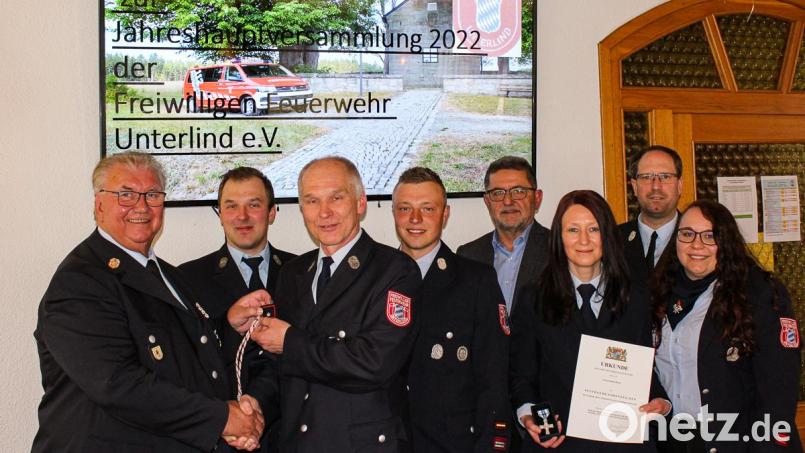 Vorsitzender Winfried Prokisch (von links), Lukas Ehlich, Walter Ehlich, Kommandant Raphael Pscherer, Bürgermeister Franz Tauber, Pamela Korn, Kreisbrandmeister Johannes Geisler und Susanne Bayer. Bild: Stephanie Bleuse/exb