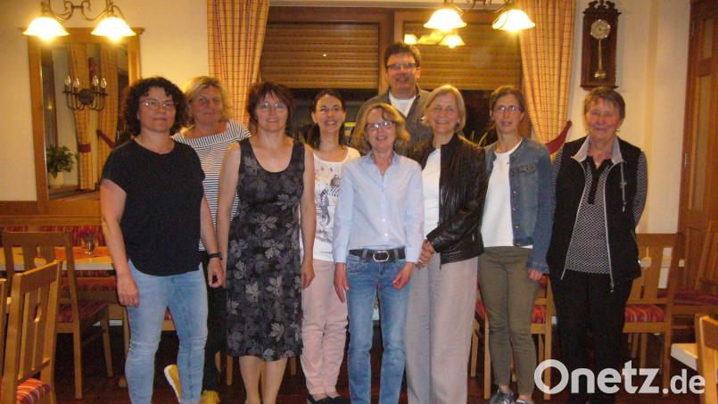 Hannelore Hopfner steht weiter an der Spitze des Frauenbundes. Im Bild das gewählte Team: (von links) Christine Zach, Sabine Kuhn, Maria Kreuzer, Birgit Bayer, Hannelore Hopfner, Elisabeth Bücherl-Beer, Rita Kulzer und Erika Hammerer. Auch Pfarrer Wolfgang Dietz (hinten, Mitte) begleitete die Versammlung und gratulierte den Gewählten. Bild: Birgit Bayer/exb