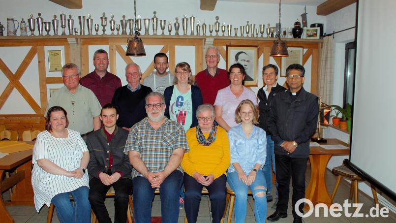 Präses Pfarrer Joseph (rechts) gratulierte dem neuen Vorstandsteam der Kolpingfamilie Friedenfels. Vorsitzender Reiner Gärtner (vorne, Mitte) und Stellvertreterin Barbara Kaßeckert (stehend, Zweite von rechts) freuten sich auf den Neustart nach den Corona-Beschränkungen. Bild: bsc
