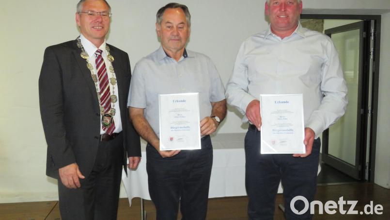 Bürgermeister Reinhard Sollfrank (von links) überreichte die Medaille mit Urkunden an Alfons Plößner und Mario Piller. Bild: adj