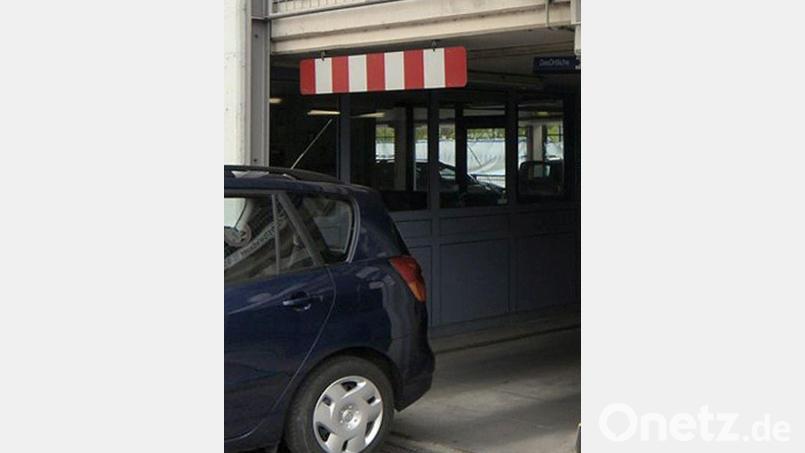 Videokameras zeichneten den Vorfall auf. Dadurch konnte der Schaden eindeutig dem Fahrer des Kleintransporters zugeordnet werden, der sich nicht um den Vorfall kümmerte. Symbolbild: Alexander Unger