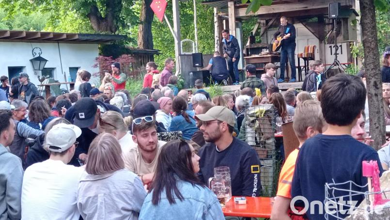 Wanderer und Radfahrer kamen am Vatertag in Scharen und genossen die Stimmung vorm Musikbahnhof. Bild: fpoz