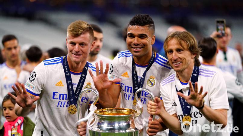 Toni Kroos (links) hat jetzt wie Carlos Casemiro (Mitte) und Luka Modric fünf Mal die Champions-league gewonnen. Bild: Adam Davy/dpa
