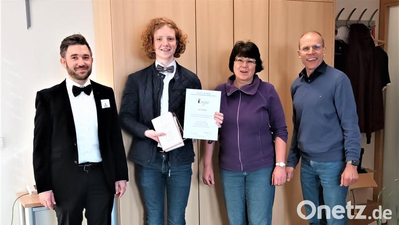 Zur herausragenden Leistung von Emil Thomsen (Zweiter von links) gratulierten (von rechts) Schulleiter Ludwig Pfeiffer, die Fachbetreuerin Latein Monika Krauß und Oberstufenkoordinator Stephan Sturm. Bild: lg