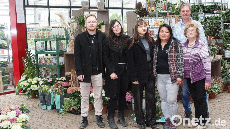 Die Familie Schinner lebt und arbeitet in Güttern (Marktgemeinde Fuchsmühl). Im Bild von rechts Hildegard, Hans-Joachim, Sandra, Luisa und Simona Schinner. Ergänzt wird der Familienkreis von Jonas Grehling, der Freund von Simona Schinner. Bild: wro