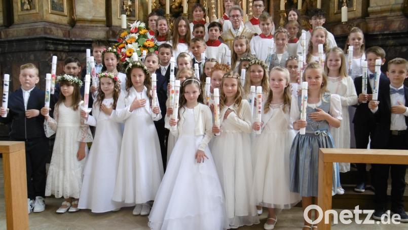 28 Kinder empfingen in Hahnbach ihre erste Heilige Kommunion. Feierlich umrahmten die Familien Schrödl und Hubmann den Gottesdienst. Bild: mma