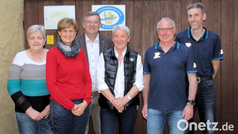 Einige der geehrten Mitglieder des Skiclubs Schmidmühlen mit Bürgermeister Peter Braun (Dritter von links) und Vorsitzendem Peter Dammith (Zweiter von rechts). Bild: bjo