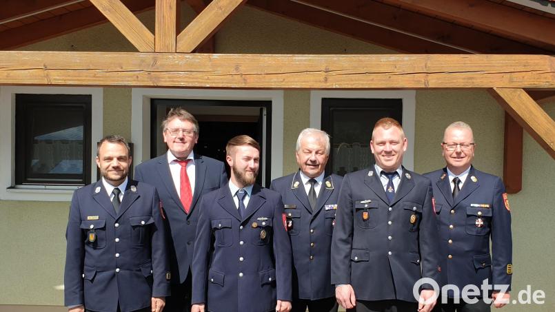 Angetreten zur Wahl des Gressenwöhrer Feuerwehrkommandanten. Im Bild von links: Kreisbrandmeister Michael Iberer, Vilsecks Bürgermeister Hans-Martin Schertl, stellvertretender Kommandant Alexander Burger, Kreisbrandrat Fredi Weiß, Kommandant Andreas Schertl und Kreisbrandinspektor Christof Strobl. Bild: Stefanie Gradl