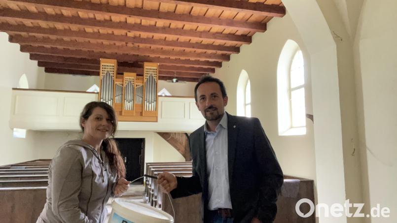 Pfarrer Stefan Fischer mit Bauleiterin Christina Reisinger-Wittmann in der neu restaurierten Kirche, in der noch einige Arbeiten bis zur Kircheneinweihung gemacht werden müssen Bild: wku