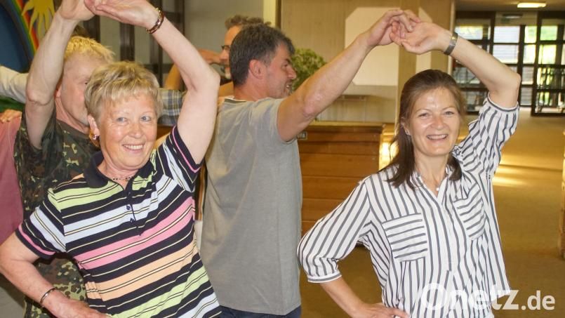 Tanzen hält jung: Maria Hammerer (links) und Monika Bayer bei einer Tanzprobe. Bild: mmj