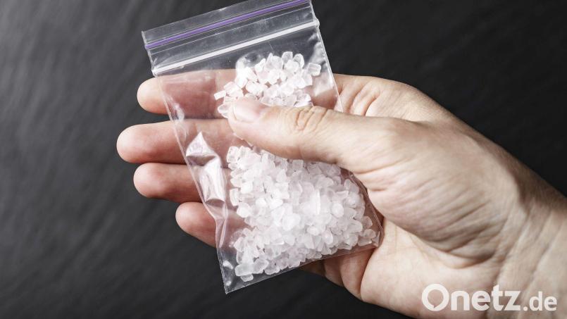 Die Schwandorfer Polizei wurde auf einen Mann aufmerksam, der nach der Einnahme von Crystal Meth unter heftigem Verfolgungswahn und Angstzuständen litt. Er wurde in eine Fachklinik eingeliefert. Symbolbild: Aleksandr Shyripa/exb