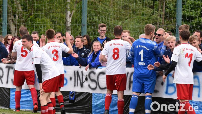 Abklatschen mit den Fans: Die Sportfreunde Kondrau haben den Klassenerhalt geschafft und spielen auch kommende Saison in der Kreisliga. Bild: Gebert