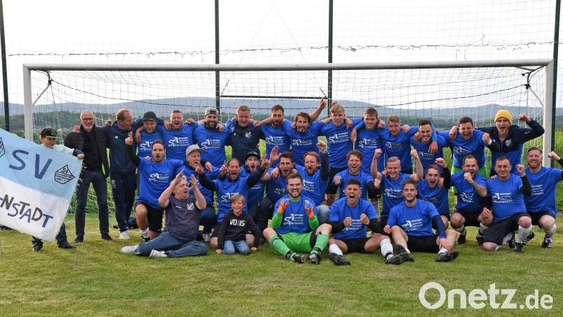 Die Mannschaft den SV Altenstadt/WN bejubelt den Aufstieg in die Kreisklasse. Bild: Gebert