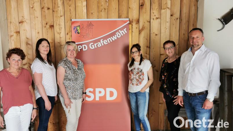 Der neue SPD-Vorstand und die Gäste hoffen, dass es nach der Pandemie wieder aufwärts geht. Bild: sne