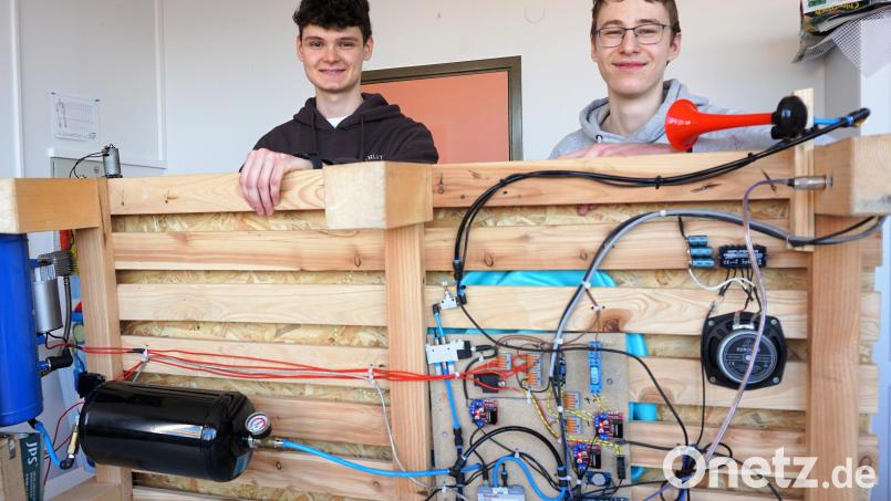 Benedikt Wolf (links) und Ben Walter stehen hinter ihrem zur Seite gekippten Weckerbett, mit dem sie den Landeswettbewerb von "Jugend forscht" gewannen. Archivbild: jut