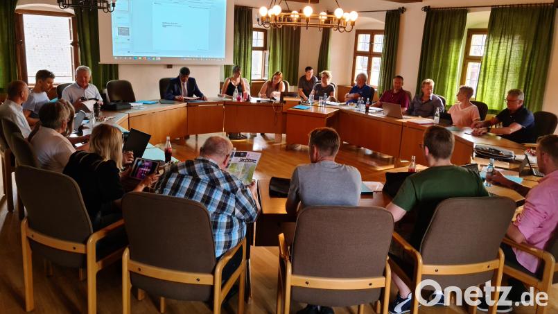 Zum ersten Mal seit der Kommunalwahl 2020 konnte der Stadtrat im Sitzungssaal des Rathaus tagen. Bild: sne
