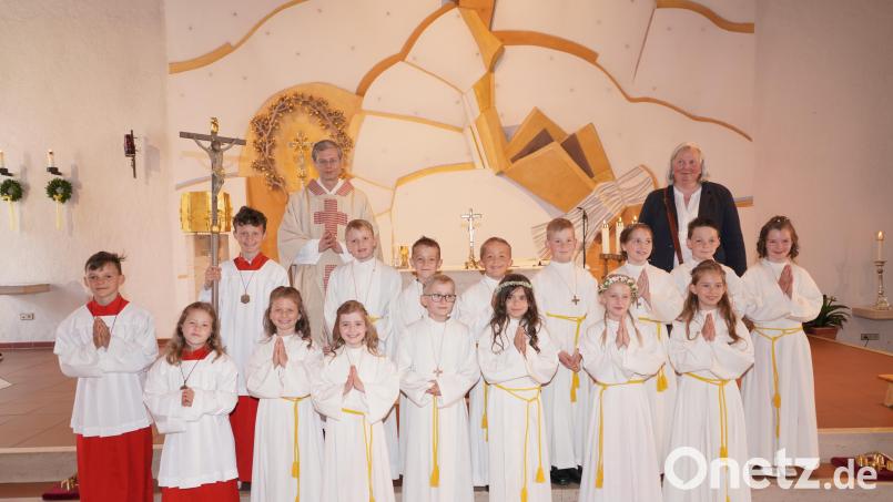 Die Erstkommunionkinder der Pfarrei St. Sebastian Waldthurn mit Ministranten, Pfarrer Norbert Götz sowie Lehrerin und Rektorin Bild: fvo