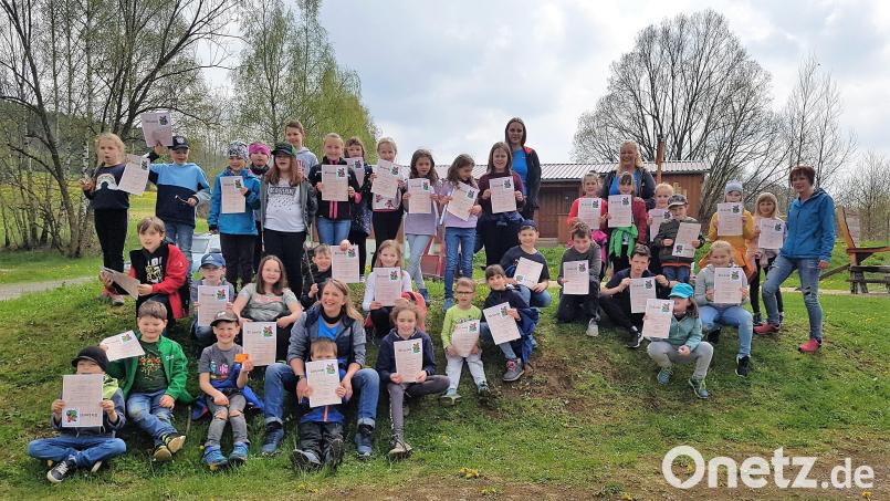 Die Kinderfeuerwehr ist stets begeistert bei der Sache. Das Bild entstand nach der „Schnitzeljagd“ am Moorbad. Bild: Feuerwehr Schönsee/exb