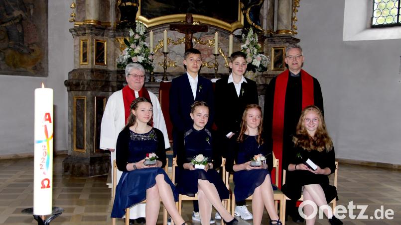 Die vier Konfirmandinnen und zwei Konfirmanden mit Pfarrer Markus Vedder und Diakonin Regina Reymann vor dem Altar der St. Nikolauskirche. Bild: ds