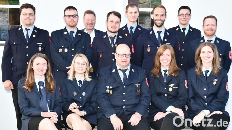 Das Führungsteam der Feuerwehr Hiltersdorf: Franziska Schanderl, Leah Schwarz, Markus Schwarz, Beate Haller, Michaela Haller (vorne von links), Christian Schwarz, Christoph Wittmann, Freudenbergs Bürgermeister Alwin Märkl, Florian Heldmann, Markus Felbinger, Johannes Schanderl, Kreisbrandinspektor Armin Daubenmerkl und Herbert Heldmann. Bild: sche