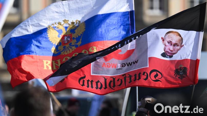 Ein Corona-Protest im März 2022. Wie selbstverständlich tragen die Demonstranten die russische Fahne und ein Putin-Foto mit sich. Bild: Robert Michael