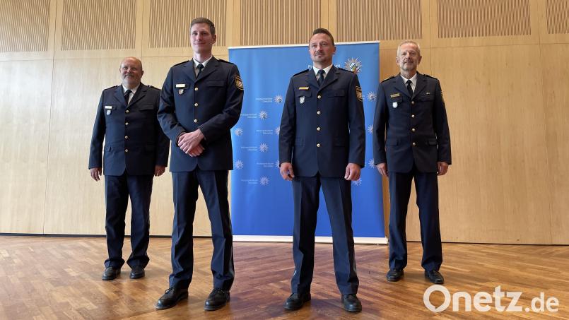 Der alte und neue Leiter der Zentralen Einsatzdienste: Tobias Dörfler (Zweiter von links) und Markus Schlagenhaufer (Zweiter von rechts). Bild: jus