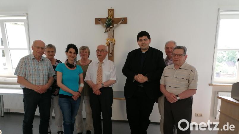 Das Führungsteam der Kolpingsfamilie Tirschenreuth: (von links) Helmut Schug, Roswitha Schug, Elisabeth Legat, Roswitha Bäuml, Vorsitzender Elmar Pilz, Kaplan und Präses Ramon Rodriguez, Herbert Konrad und Josef Ockl. Bild: kod