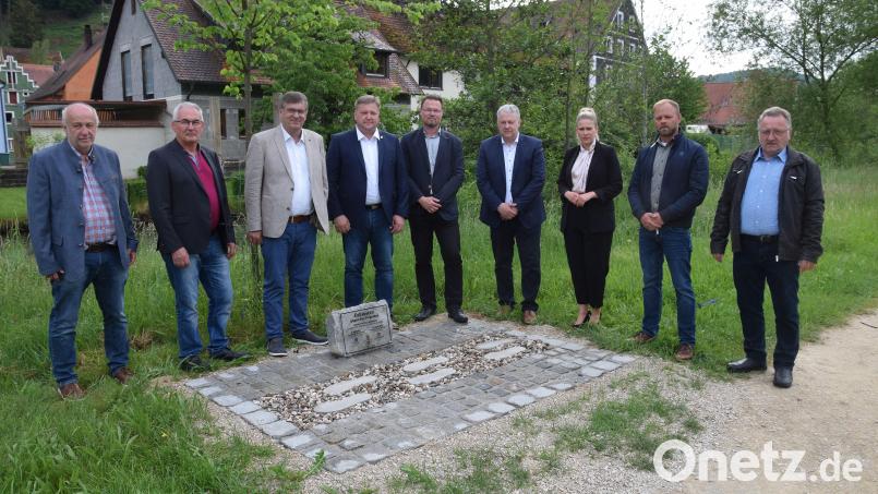 In Hohenburg wurden die &quot;Fußspuren gegen das Vergessen&quot; ihrer Bestimmung übergeben (von links): Schmidmühlens Heimatpfleger Josef Popp Schmidmühlen, stellvertretender Bürgermeister Martin Bauer, die Bürgermeister Peter Braun, Stefan Braun und Florian Junkes, Landrat Richard Reisinger, Kreisrätin Susanne Braun, Marktrat Bastian Wittl und 3. Bürgermeister Johann Seitz. Bild: bö